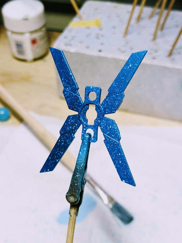 硬めの平筆に含ませて棒で弾きました