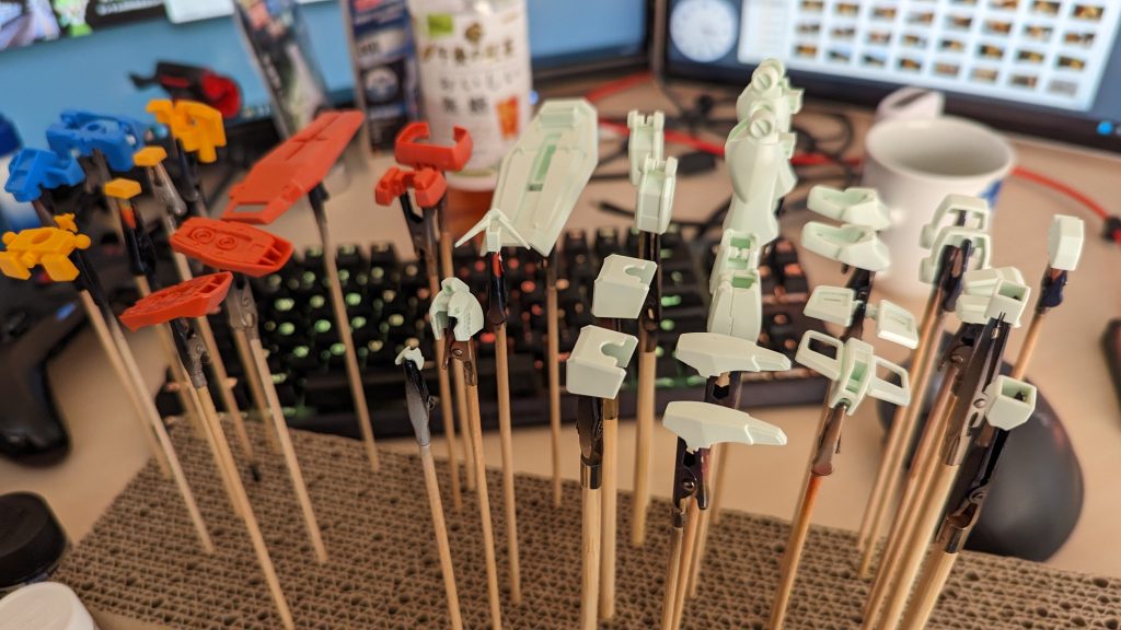 グラデーション塗装は【とにかく時間がかかる】と聞いていたので、サンプルとして選んだのは【EG：エントリーグレード】のガンダム。部品数がクッソ少ないので、これからも習作には EG のキットを使うかもしれない。そも【転売問題】がアレな昨今、EG は入手性も悪くないし。ちなみにガンプラ歴で RX-78 のガンダムを作るのはコレが初めてでもあったりする。