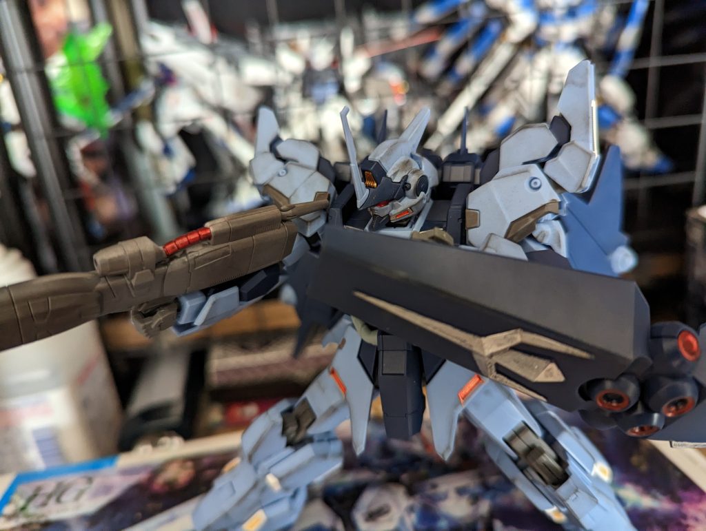 肩付近というか、細かいグレーは合ったほうがパーツ分け感がでていいですね。ここを塗り始めたのがすべてのきっかけ…気にしないで素組みのつもりだったんですけどね笑