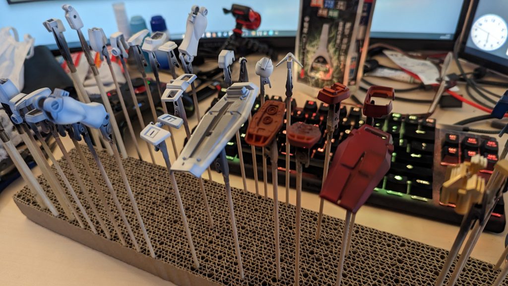 色んなグラデーション塗装解説動画を見まくって見様見真似で試してみましたが、確かに施工時間は掛かりますねコレ。ちなみにグラデの付け方は、いわゆる【MAX吹き（黒下地立ち上げ）】ではなく、主体としたい色の明度の変化での方法。コレは流石にやる前から判ってましたが、何でもかんでも黒下地から始めるのは流石に考えましょうねってアレ。ソレに伴い、サフも吹いてません。大改造した挙げ句に色違いの素材が集まってるとかでもないので。コレに限らず、自分の作品は決定的な事情が無い限りはサフ吹きませんけども。やってて思ったけど、慣れたらキャンディ塗装とさして作業時間変わらん気がするし、案外に塗料の量が少なく済んだりとか出来栄え以外のメリットも判ったりしたのが個人的な収穫。