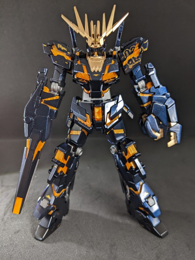 外装はプリズムブルーブラック、関節などはメカサフガンメタ、アンテナはスーパーリッチゴールド足とバックパックはアルティメットブラック、サイコフレームはクリアーオレンジ、トップコートはExクリアー。