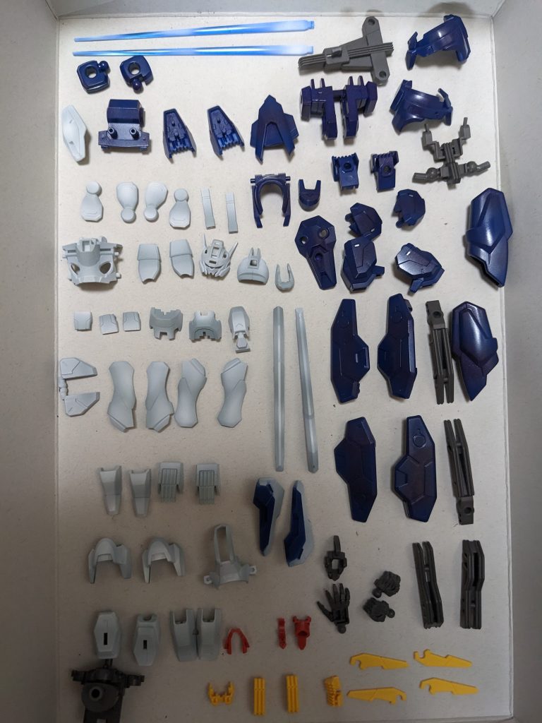 塗装工程です。やや強めのグラデーションをかけたつもりでしたが、組んでみると割りと自然な感じになりました。