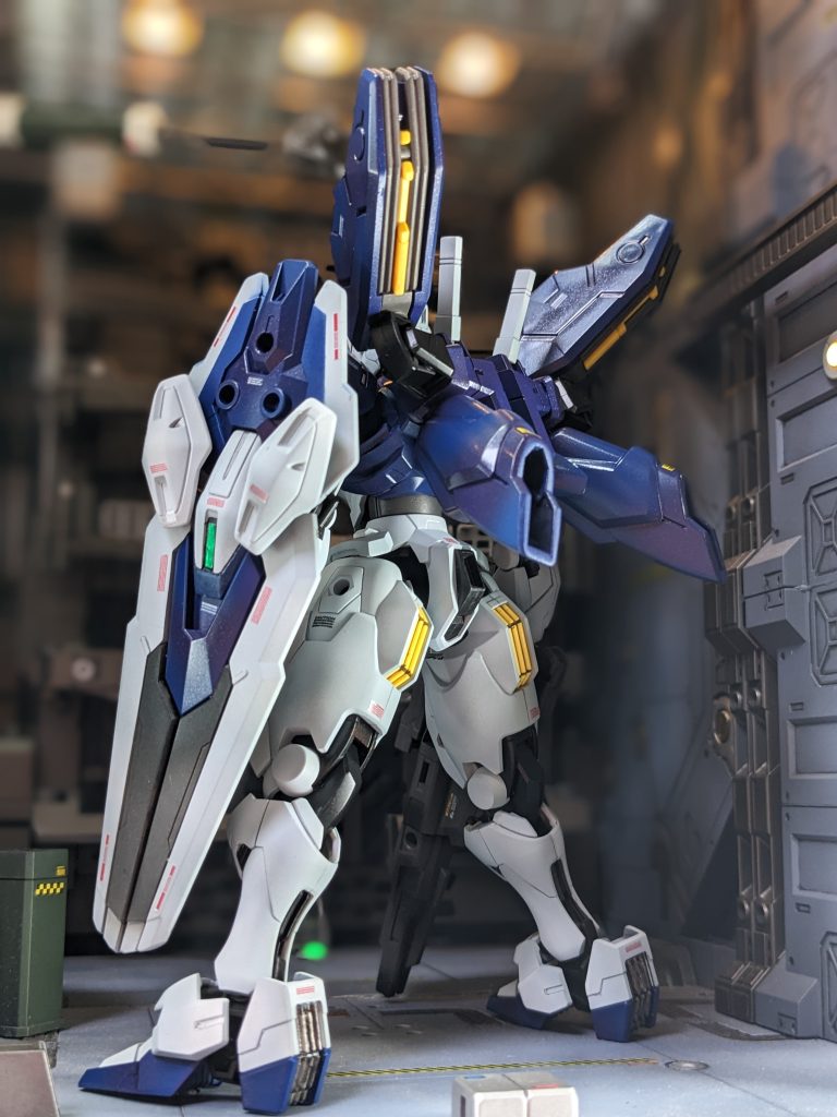 足の合わせ目は筋彫り・スミ入れでディテール処理。ブースターはバッキリモナカで、誤魔化し様がないので、しっかり合わせ目消ししました。