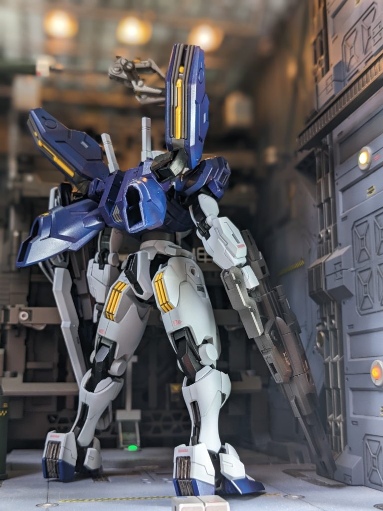 白部分は薄いパープルグレーを全塗装後、ホワイトで立ち上げ。設定よりワントーン落したグラデーション塗装。