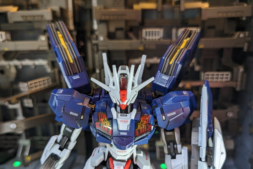 ブルー部分は魔女らしく?パープルに極若干のラメを入れたものを全塗装後、コバルトブルーにて立ち上げのグラデーション塗装。秘密を持った怪しいMSの雰囲気と感じていただけると幸いです。