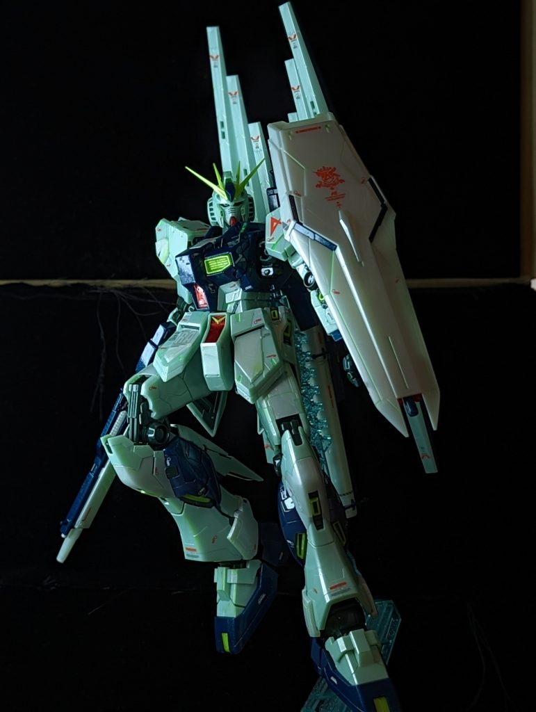 淡いグリーンの成型色は好みが分かれるところかも。