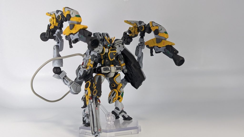 サブレッグのジョイントは結構グリグリ動きます。グッスマから出ているエグゾフレームというプラモのフレームをほぼそのまま使っているので位置の調節がしやすいです!レールガンにはコードを取り付けられるようになっていてサブレッグと接続することができます。バスターランチャーみたいな最大出力モードのイメージです!