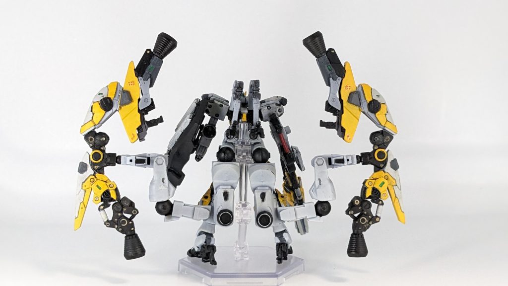 うしろ。背中にサンダーボルトの代名詞サブアームを付けました!ここはエルガイムに出てくるアシュラテンプルを意識しています。アーティファクトのジムから頂いたパーツですが、普通にマッチしたので良かったです(`・ω・´)ジムのパーツは他にも肩部やサブレッグにも使っています。