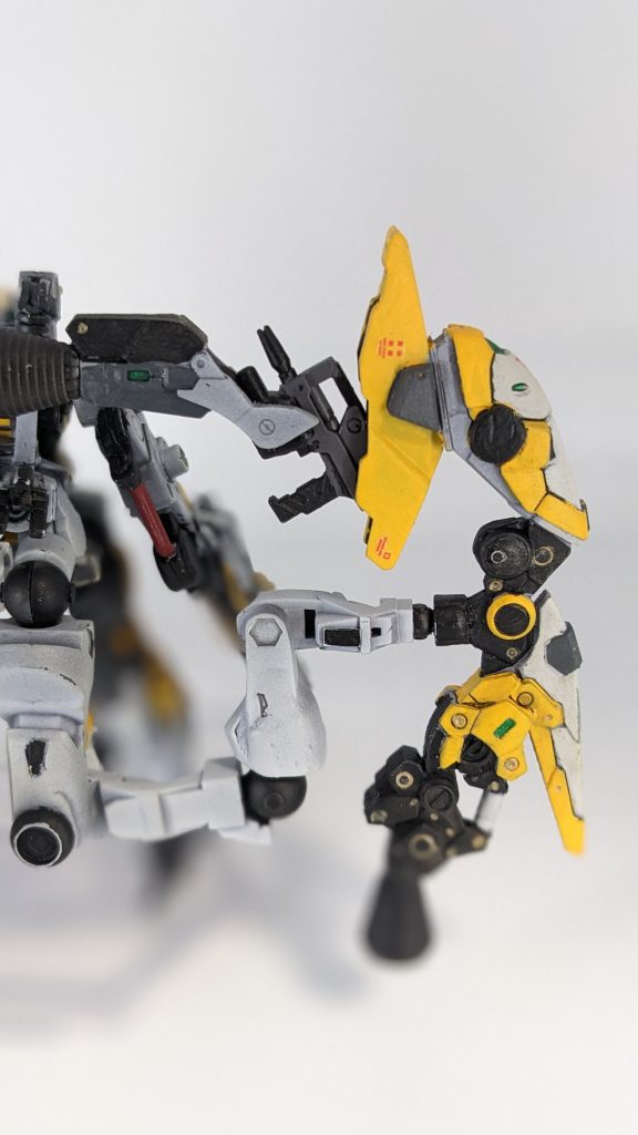 サブレッグの中にはアサルトライフルが仕込んであります。元々のアトラスガンダムのサブレッグにも格納されていた武器なのでこれもジムから頂きました。ここもネオジム磁石でくっついています!