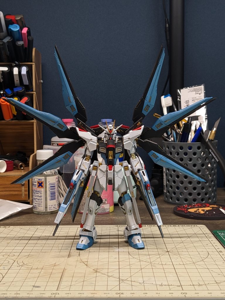 ウイング展開。ドラグーンの金もアクリジョンで塗装しているのですが発色が悪いです。144スケールですが羽根がある機体は本当に場所取りますね。
