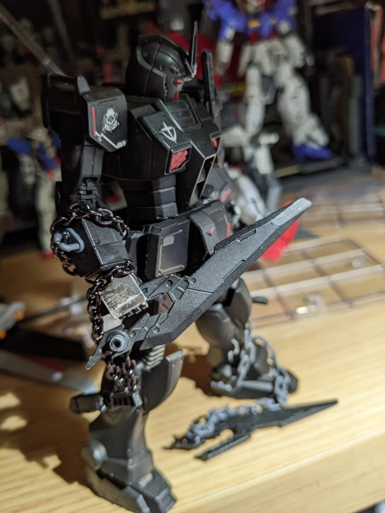 地球方面軍、第一攻撃強襲、及び情報収集大隊、「サイレントフリーク」表舞台には立たず、ただ標的の抹殺&データ収集を行う隊である。母艦はなく、それこそ現地に強襲し、そこから武装などを継ぎ接ぎしながら戦う謎多き部隊である。ある者は言う、「静かで……かなりの変わり者」だと。のちにスレイブレイス隊と合併したが、レイス隊自体が消えたため、部隊マークだけがレイス隊のものとなっていて、そのマークは隊長機のみに残されている……コールサインは「A」！　　　　　　　　　　　待て待て「E」じゃないの？って思った貴方へ、それはサイレントフリーク隊が全機並ぶと意味が出来上がるのです……まぁそれはさておき(^q^)本機は隊長機であり応用性が高く、武装自体は基本差し替えたりして武装を装備するので、バリエーションが多く、かなり自由になっています〜