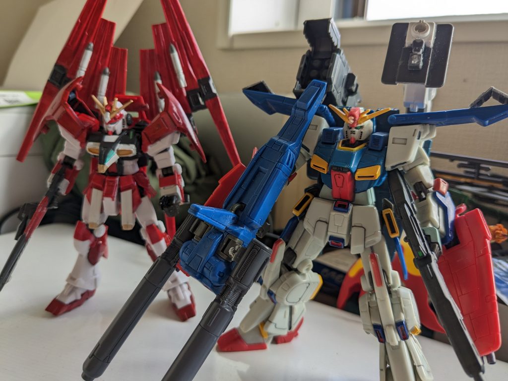 塗装前の段階とガンイーグルを並べて。G-FRAMEとMSインアクションの違いのせいで若干サイズが大きくなってしまいましたが、まぁこんなもんということで。以上、ガンパンツァーZZでした。ご覧いただきありがとうございました！
