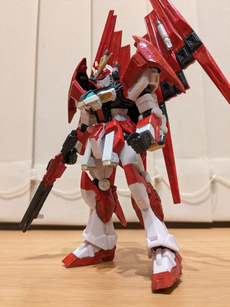 サイドショット。ほぼニューガンダムそのままです。腰アーマーの白い部分は、旧1/100ダブルエックスのビームサーベルの柄を加工したものです。胸のイーグルと耳の黒い丸部分は直江兼続頑駄無のバズーカから拝借。肩は旧1/100デスヘルカスタムの腕のパーツを借用。取り付け用のダボはあえて残しました。左前腕の腕部バルカンはランナー工作。ビームライフル上部に増設した銃口と下部の白い部分は、ＥＧストライクのシールドの黄色部分です。フィンファンネルに付いてるミサイルは初代ＭＧザクⅡのものです。