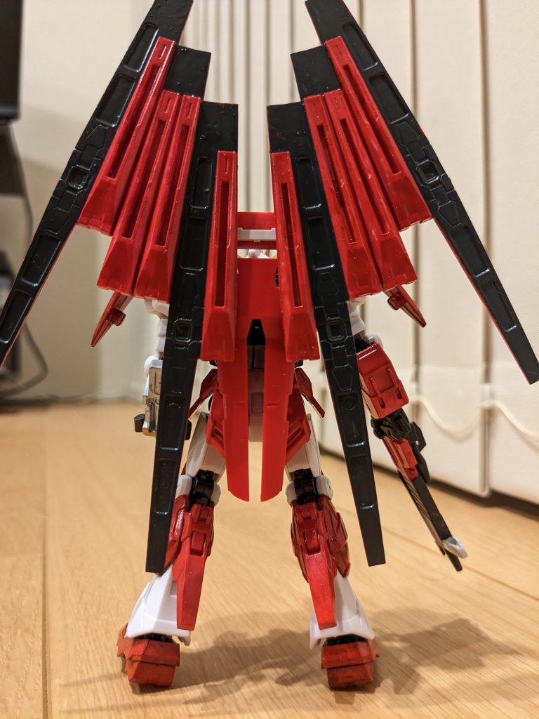バックショットです。フィンファンネル付け根にＥＧストライクのシールド赤部分を、隙間を合わせて取り付けてあります。サポートメカのフェニックスっぽさに少しは見えたらいいな〜と思って付けました。