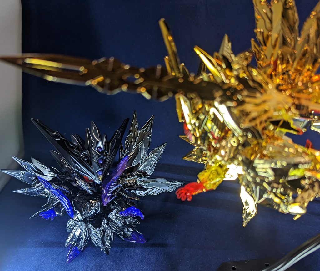 バトル的な…余談ですがディスプレイにキャンドゥで売ってたディスプレイスタンド使って見たのですがコレかなり良いですね、支柱が針金入っててフレキシブルに動くのでプラ支柱のベースに比べてかなりポージングに幅が効くようになりました、もっと買っておけばよかった…また品薄になりそうな予感…。