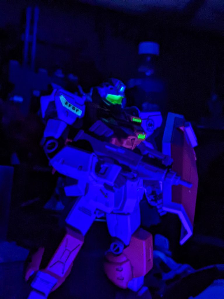 キット付属クリアパーツに戻し、ブラックライトオーン。