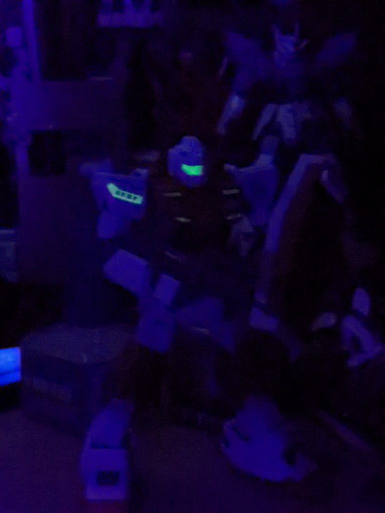 右肩には蓄光式のプラ板を試しに貼って、上から水転写式デカールを貼ってます。ブラックライトを当てても光ります。