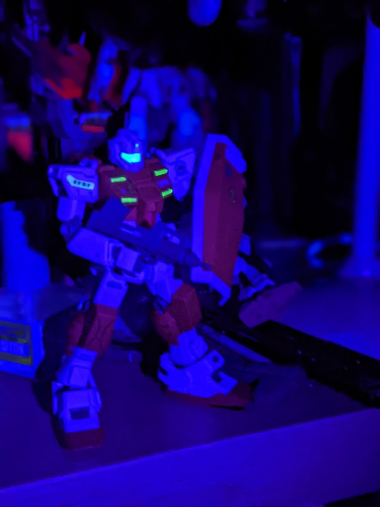 胸部排気口は、蛍光ペンで塗ってるだけですが、しっかり光ります。