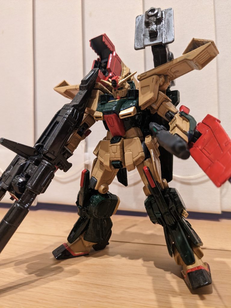 ほぼそのままでカラーのみ変更といった感じです。本体はサンディイエローと濃緑色、武器関係で黒鉄色とメタルレッドを使用。ハイメガキャノン部分の2連装ビーム砲は針金2本を埋め込みました。左手のビームマシンガンはガチャのガーベラテトラのものをそのまま使用。右肩のミサイルポッドはブキヤのウェポン、左肩のバズーカはガンイーグルのときに使用して余った直江兼続頑駄無のものにランナータグを使って改装したものです。