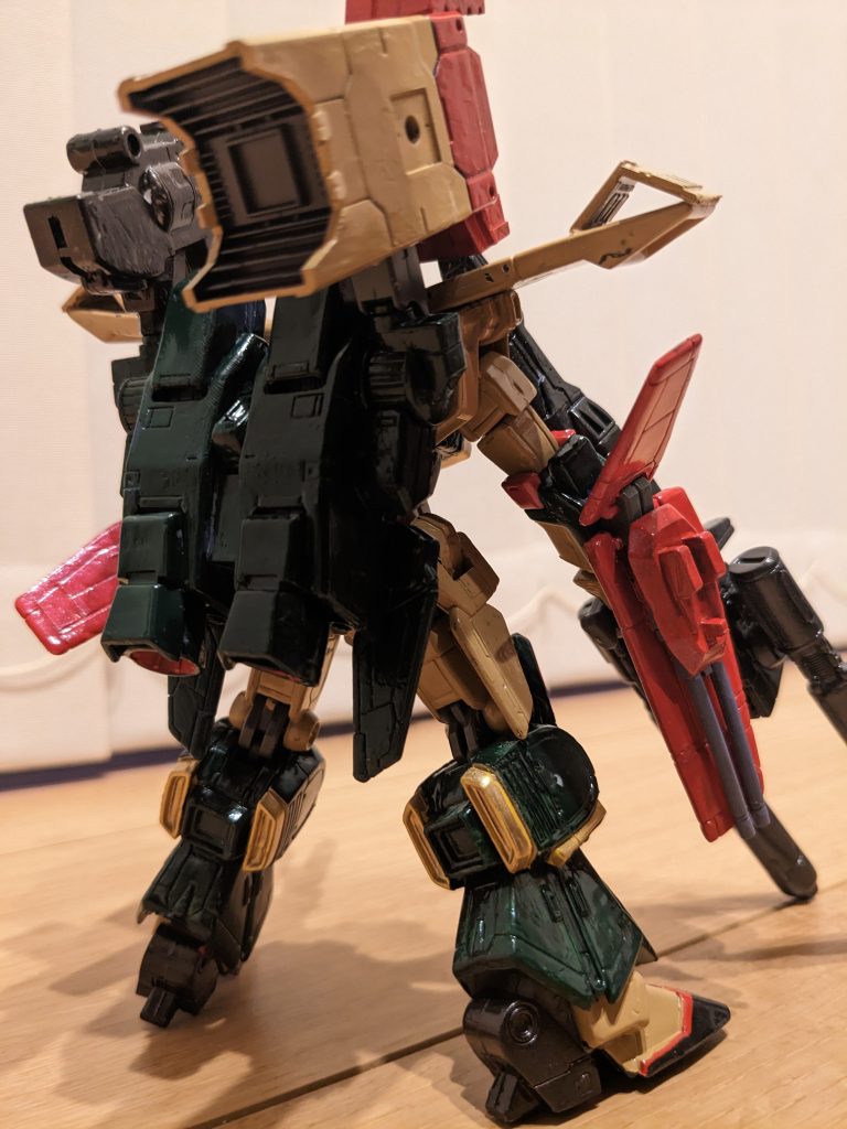 バックショット。シールドの2連装ビーム砲はガチャのレイダーガンダムのものをそのまま接着して、シールド部分をメタルレッドにしただけです。両肩の武器はビームサーベルの接続口をそのまま使用しています。肩アーマーの上の出っ張りはランナータグで即席ですが、なんとなく様になったかな（笑）