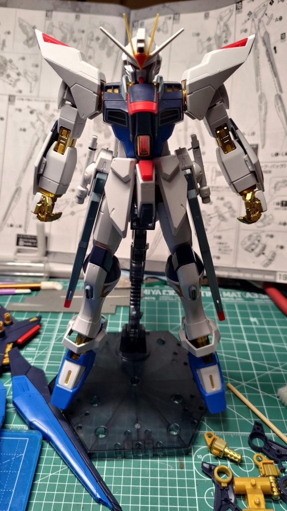 今回は素組みの機体を分解して再構成するという自分では初の試み(普段仮組みしない人)