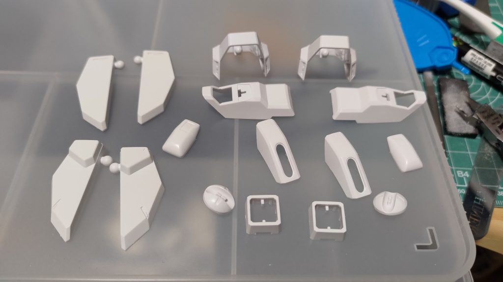 ホワイト単調を嫌ってこのパーツをツートンカラーにしています