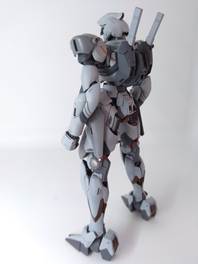 色は量産型をイメージして大人しめの配色に。