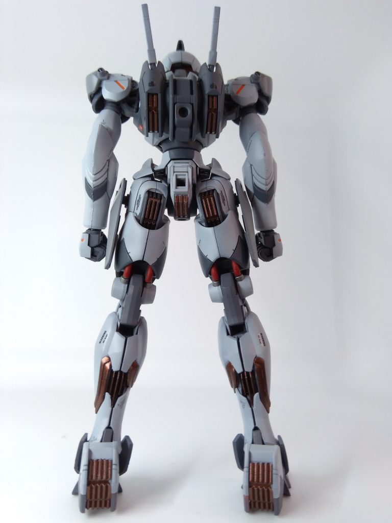 エアリアルの関節にレギルスの足を着ける為に、エアリアルの内部パーツをレギルスの足に移植しました。その時に隙間がてきたのですが、埋めるか迷いましたが残しました。コレはこれでカッコイイかなと。