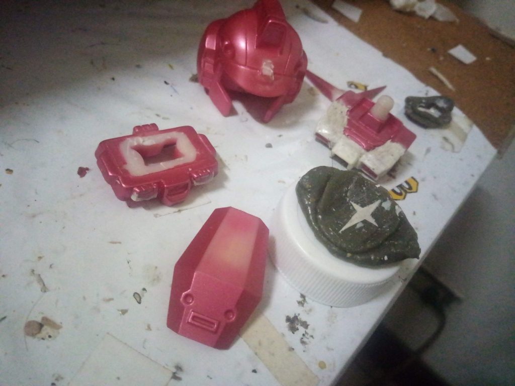 填補破壞的部分 用黏土複製sdbb329 200號元祖鋼彈的前立跟胸飾組合在上面 其他盾牌等腰飾也是複製