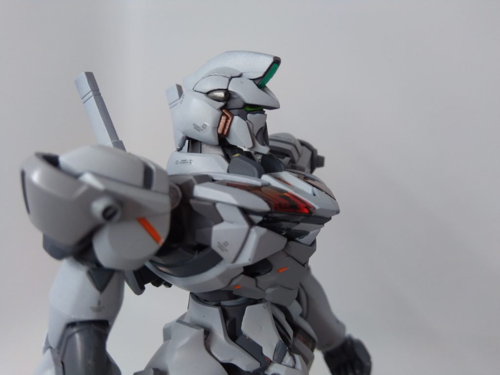 メインカメラはツインアイではない方です。ゴーグルタイプ?としときましょう(笑) アンテナも無し、ゴーグルタイプのメインカメラで量産型をイメージです。