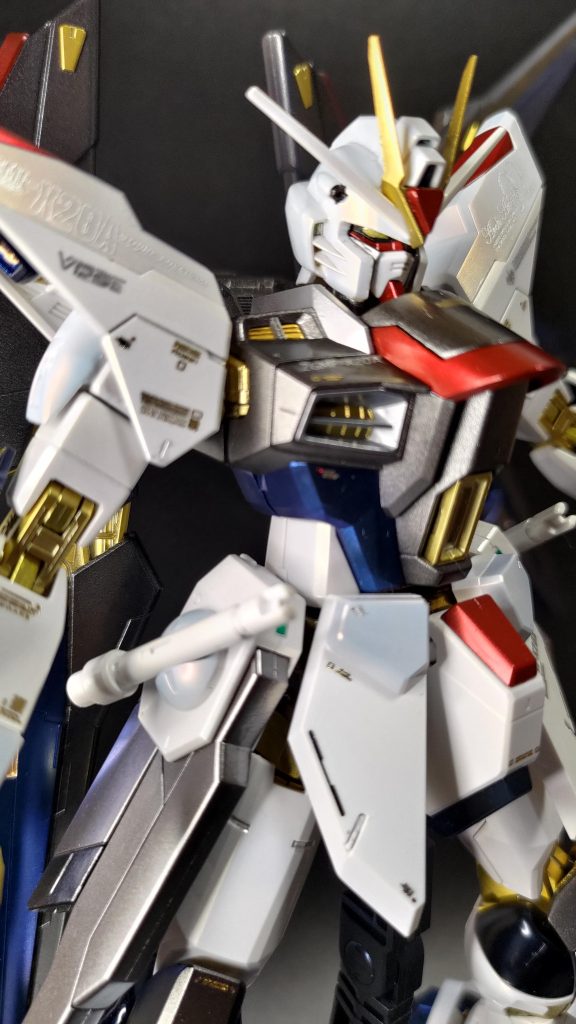 もうちょい引いたショット 全体的に白すぎる機体なのでRGみたく一部ホワイトを下地シルバーに変えてアクセントカラーにしています