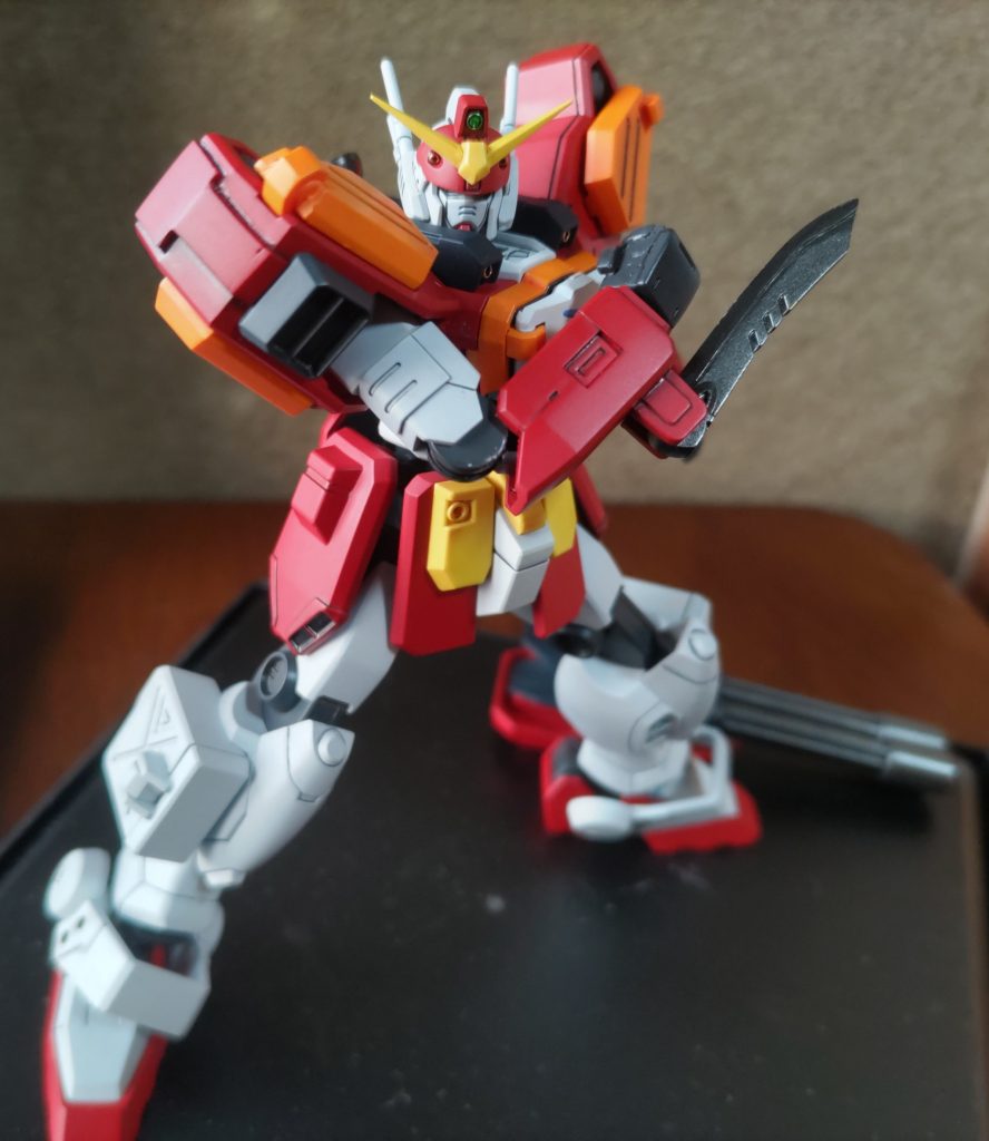 関節のグレーは、以前何かで使って余っていた塗料を使用。アーミーナイフとガトリング、背中のバーニアは赤鉄色を使いました。それ以外は取説の基本色を参考に色を混ぜて塗装しています。