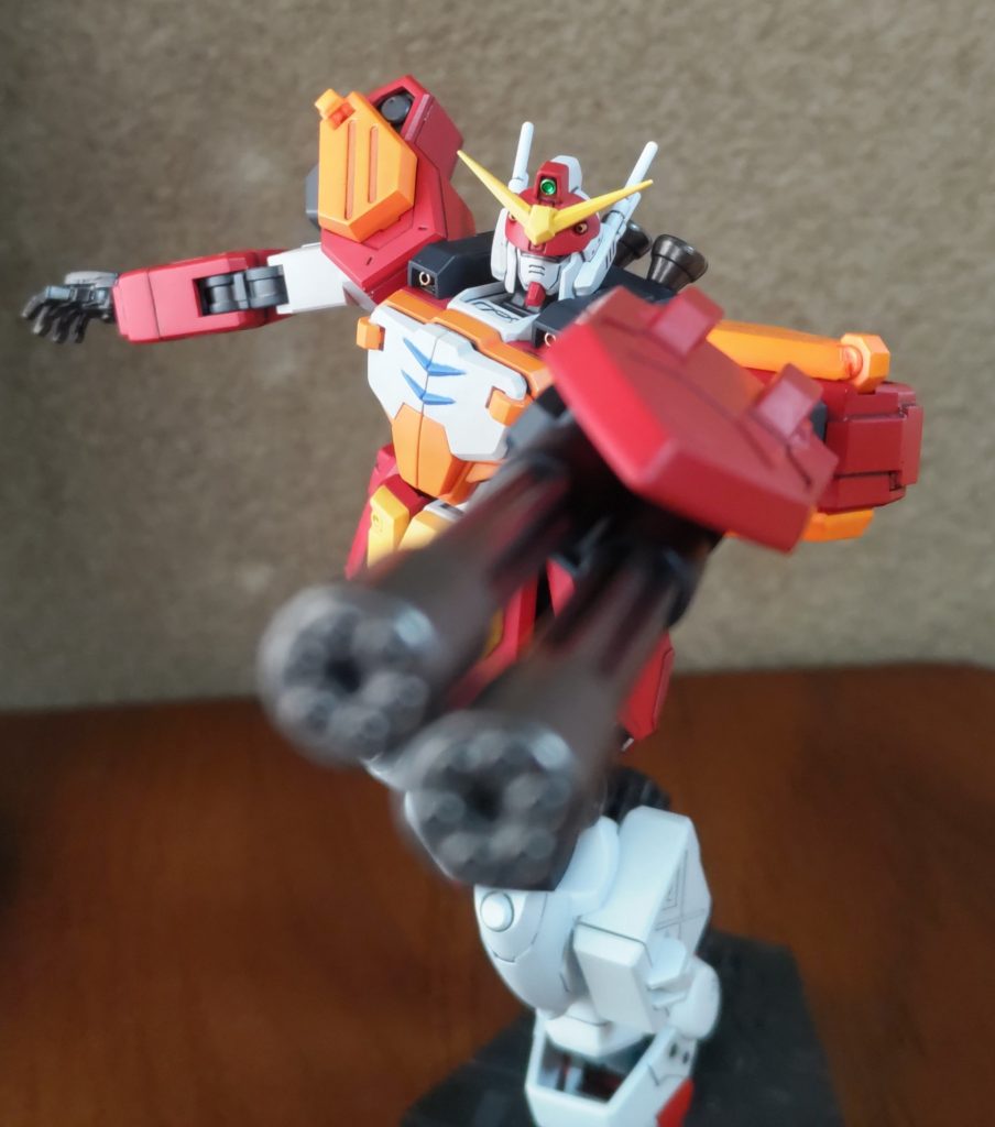 各部の銃口はピンバイスで穴を開けて、それっぽく見えるようにしてみました。シールはアンテナ上と後頭部のセンサーのみ使用。目の部分もシールにしようと思ってましたが、切り抜きに失敗したので塗装しています…