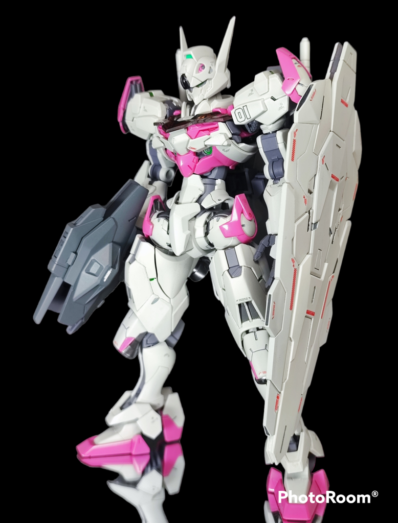 ⬆特に手を加える必要のない素晴らしいキットでしたので、一部のシャープ化、合わせ目消し、スジボリ追加程度の工作に留めています。カラーリングはホワイト部はつや消しグレー、ピンク部はグロス仕上げです。
