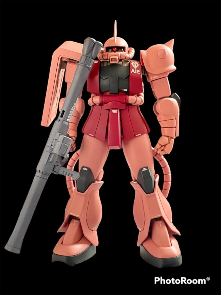 武器をバズーカに交換してみた状態。手首にかつて発売されていたハイディテールマニピュレーターを使用しており、右手の武器握り手は親指をネオジム磁石で取り外しできるようにしてあるので簡単に武器の交換ができます。塗装は冒頭にも書いた通り、ファレホを使用。メカカラーのダークレッドとピンクはシャア専用に調色されたといっても過言ではない色味でとてもいい色でした。クレオスのウェザリングカラーで墨入れ後、ハイキューパーツやヴェルテクスのデカールを貼り、ファレホのマットバーニッシュを吹き付けて表面保護とつやを調節して完成としました。