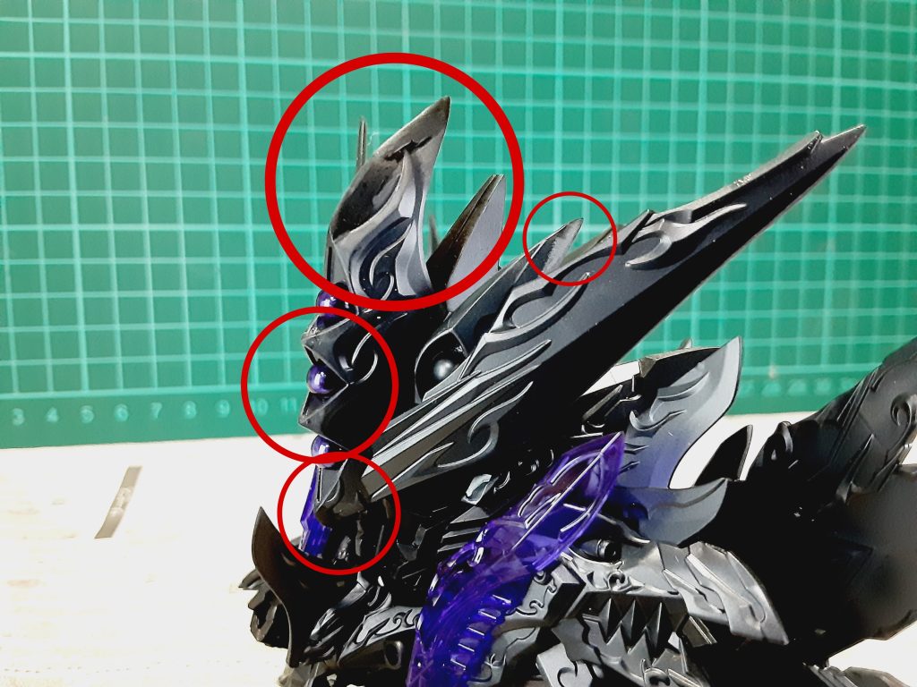 アンテナは特に厚ぼったかったので薄く削り込み、中央部分等はプラ板を貼って削りエッジを立ててシャープにしました