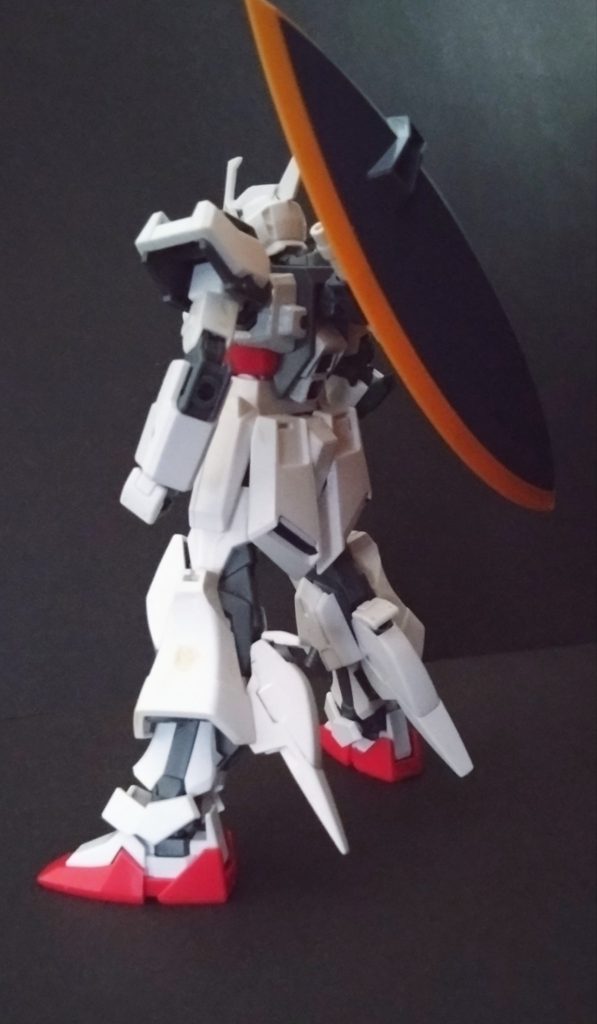  ゲルググのように背部にシールドとビームナギナタを装備できるように､ジョイントを制作して装備できるようにした 通常､背部にバックパックを装備しない仕様のため､脚部とリアアーマーにスラスターを増設し推力を出している