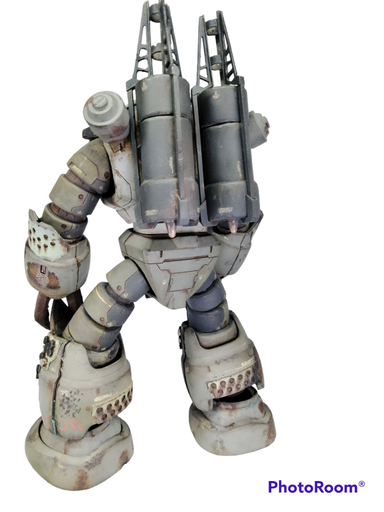 背中の部分は無くしてしまったので百均で売っているミニボトルを使って造りました。　　