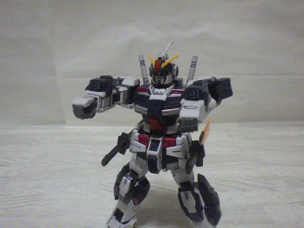 両腕はペイルライダーの余りパーツにしてビームガンを装備。サイドアーマーも余ってたパーツの裏をパテで埋め、ピンバイスで穴を開けてイフリート改のサーベルのマウントパーツをつけた。あえてシェキナーは装備させていません。