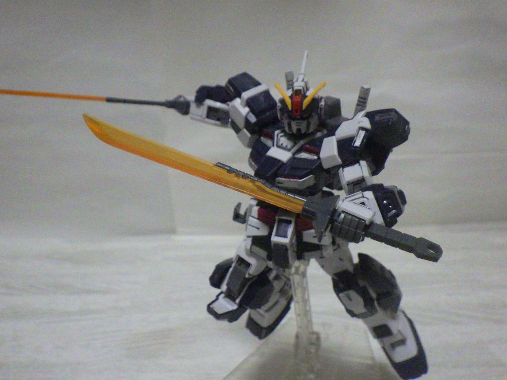 設定その3用心棒兼自称雑用係のパイロットはジオン軍時代、ヒートサーベルの二刀流の戦闘スタイルで暴れまわった事で敵味方かつ宇宙地上問わず『熱牙(ねつきば)の毒蛇』と呼ばれる程のエースで、今でも同業者の砂鼠のいくつかからは本人の知らないうちに恐れられているという(笑)