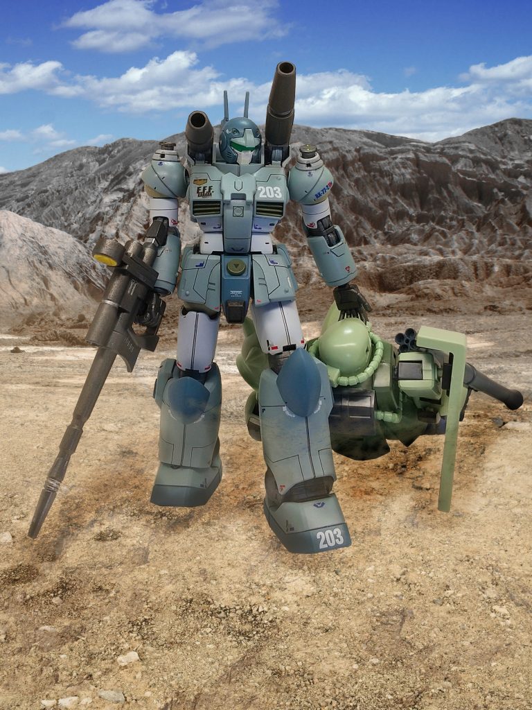 同時にザクⅡも頂いたのですが、娘さんのお人形遊びに使用されていたため、間接プラプラの木偶人形状態でした。ザクの脱力具合から、セイラ出撃のあのシーンを思い出し再現してみましたw(ビームライフルを持たせたかったので手は逆ですけど)。