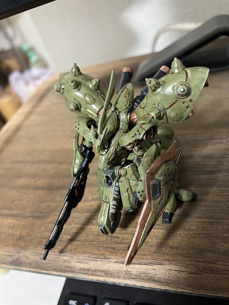 上から。スカート部分にちょうどネオジオンのデカールがフィットしました。