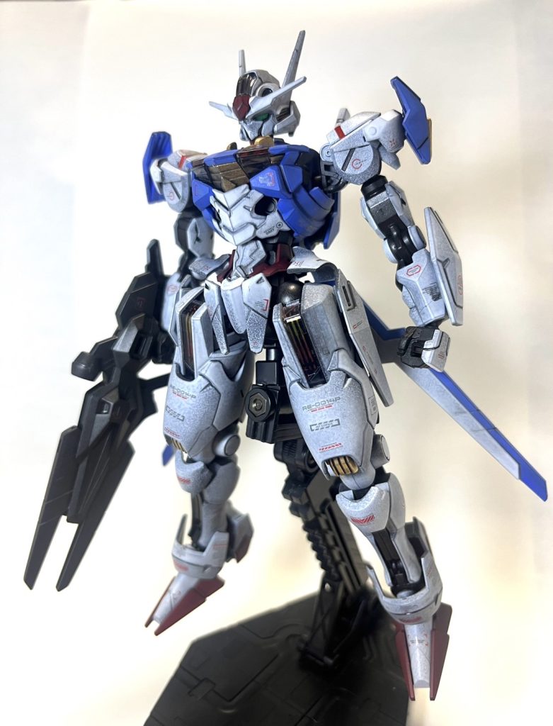 「巣組みだけでもかっこいいのに全塗装したら絶対かっこいいじゃん」という安直な考えのもと制作を始めました。かっこよすぎる。