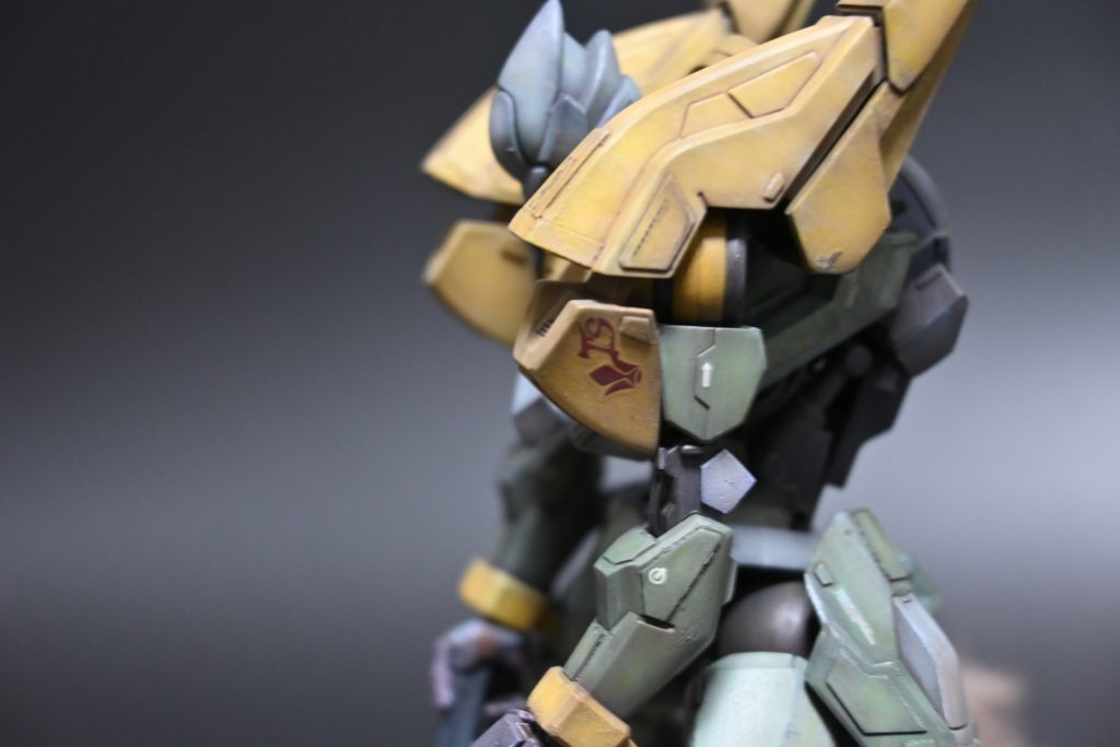 鉄華団とタービンズへの敬意を表し、それぞれのロゴを肩に。