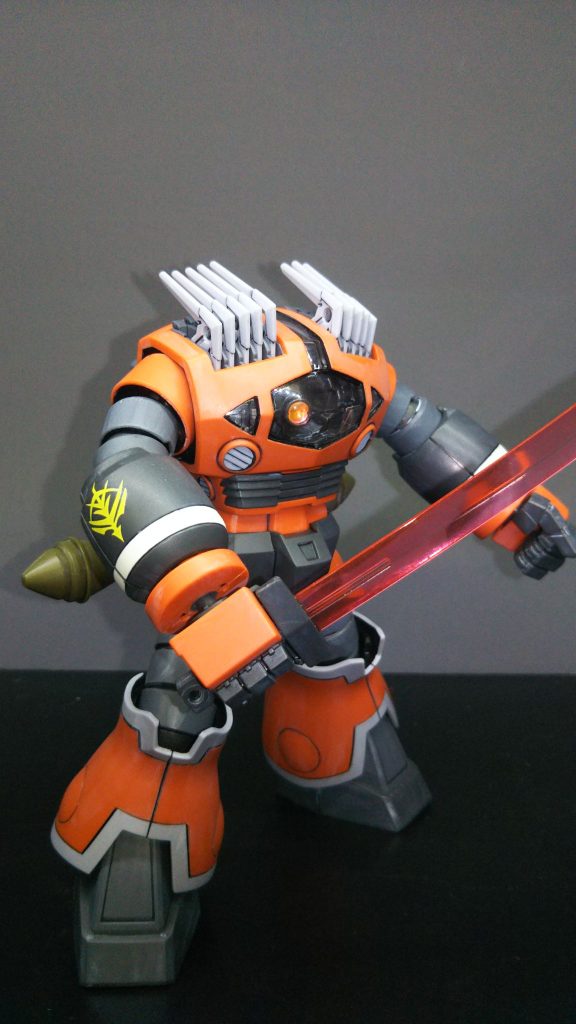 デカールは絞って腕のジオンエンブレムのみです。実は元ネタとして昔のアニメ「ポパイ」が影響しています。