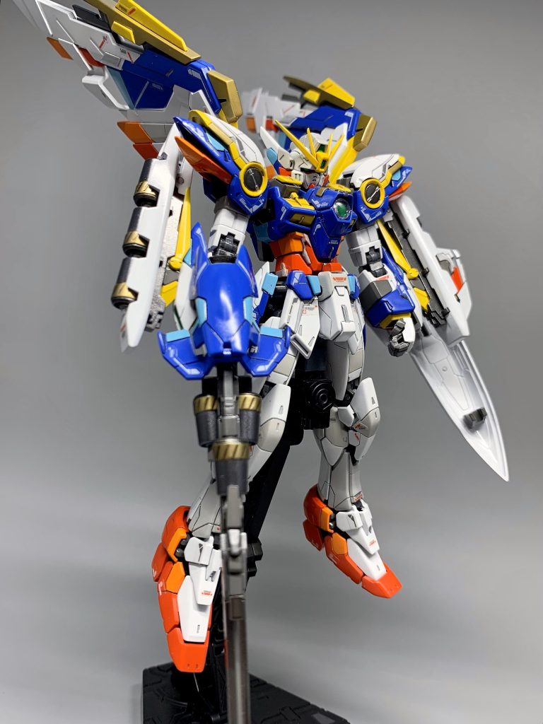 ヒロイックなテイストを出したかったので、トップコートは光沢クリアーを選択。