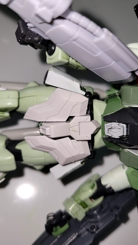 フロントスカートはキマリスヴィダールメガ粒子砲を接着