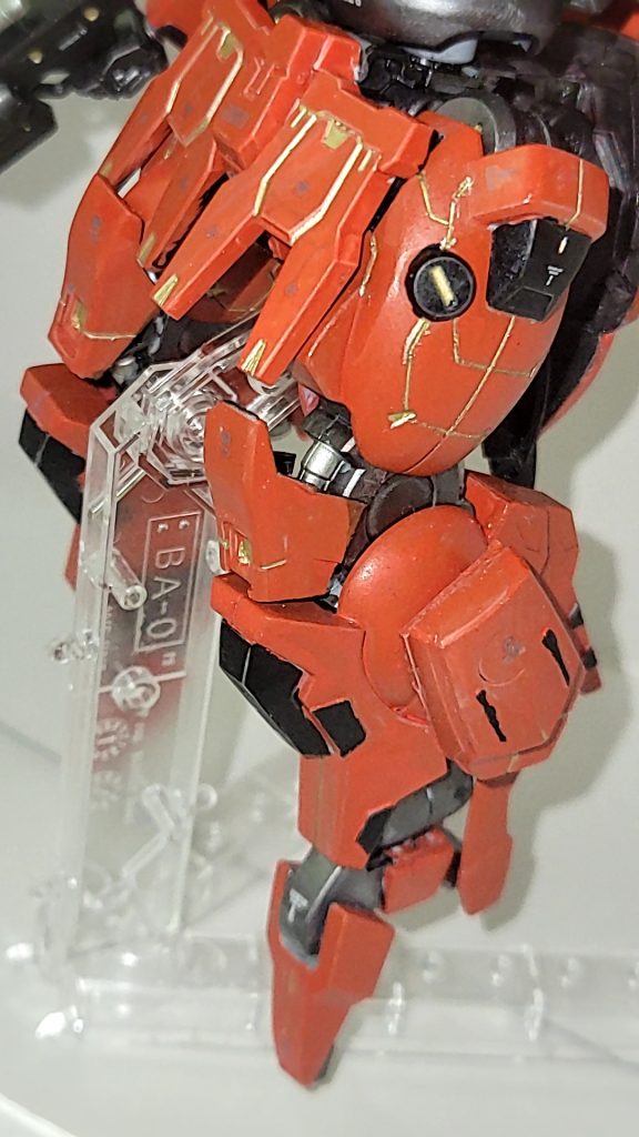 太ももにスジボリを追加して(結構がたがた)、エナメルのチタンゴールドで墨入れしました