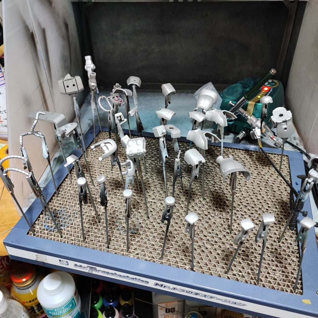 ガイアノーツのサーフェイサー　エヴォシルバーを使ったのでハゲチョロはデザインナイフで塗装を削ってやりました