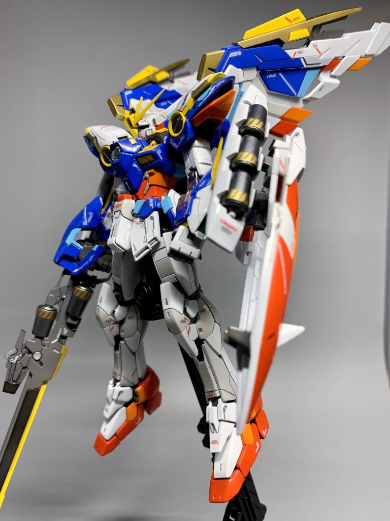 ゴールドやシルバーを差し色に入れたりしつつ、破綻しないギリギリのラインの色数とカラーリングを心掛けました。